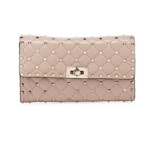 🎉 HOST PICK! NWT Valentino Rockstud Clutch!